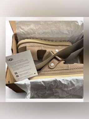 NEW 📣 UGG Goldenstar Glide sandals in a neutral tan & cream